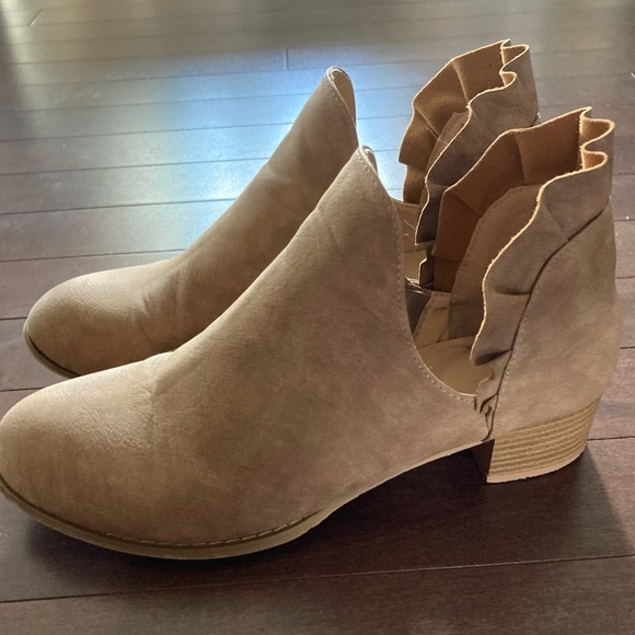 Ruffle tan ankle booties. Size 9/30. EUC - Picture 2 of 6
